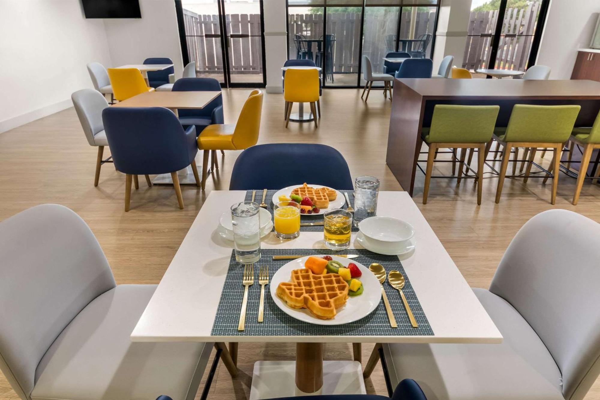 Comfort Suites Austin Airport Extérieur photo